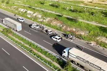 Şanlıurfa’da hafif ticari araç ile otomobilin çarpıştı: 3 ölü, 5 yaralı