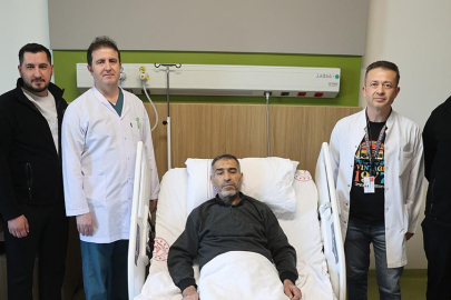 8,5 kiloluk böbrekle yaşadı, ameliyatla kurtuldu