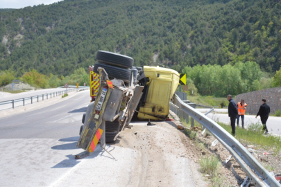 Amasya'da devrilen tırın sürücüsü hayatını kaybetti
