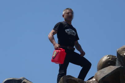 Antalya'da anıtın tepesinde kulaklık takıp dans etti yanına kimseyi yaklaştırmadı