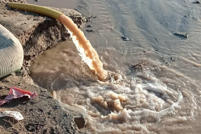 Balıkesir Burhaniye’de denize akan pis sular tepkiye neden oldu