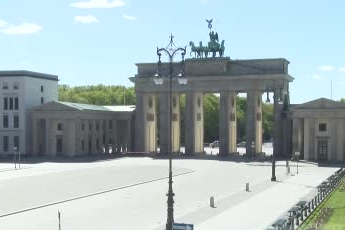 Berlin’de Brandenburg Kapısı yakınlarında unutulan çanta polisi alarma geçirdi