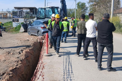 Bursa İnegöl'de otomobil iş makinasına çarptı: 1 yaralı