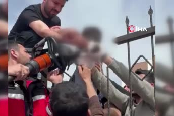 Diyarbakır'da demir korkuluk, küçük çocuğun koluna saplandı