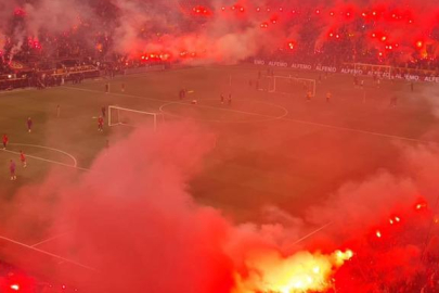 Galatasaray'dan RAMS Park'ta gövde gösterisi! Antrenmana binlerce taraftar akın etti