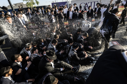 İsrail'de zorunlu askerlik karşıtı yüzlerce Haredi protestocu, Batı Kudüs'e giriş yolunu kapattı