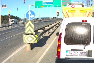 İstanbul kırmızı ışıkta geçen hafriyat kamyonu servis aracına çarptı: 1 yaralı