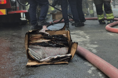 İstanbul Sultangazi'de kağıt ambalajı yapan iş yerinde korkutan yangın