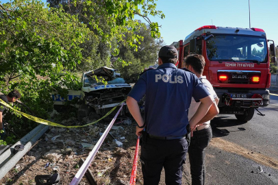 İzmir Bornova'da freni patlayan tır karşı şeride geçti: Ölü ve yaralılar var
