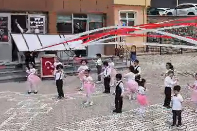 Kayseri'de öğretmenin üzerine tabela düştü