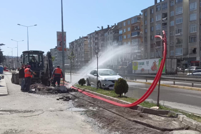 Kocaeli'de kazı yaparken su borusu patladı, tazyikli su caddeyi esir aldı