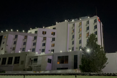 Kocaeli'de otelin bahçesinde park halindeki karavan alev alev yandı