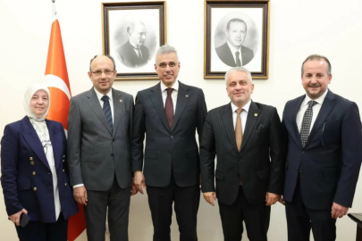 AK Parti Bursa milletvekillerinden Ankara'da Sağlık Bakanı Memişoğlu'na kritik ziyaret...