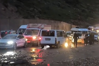 Şırnak Cizre’de heyelan yolu kapattı, çok sayıda araç ve vatandaş mahsur kaldı