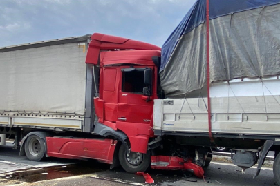 Kocaeli TEM'de 6 tır birbirine girdi: Ankara yönü trafiğe kapandı