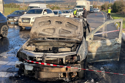 Sivas'ta alev alan otomobil kullanılamaz hale geldi