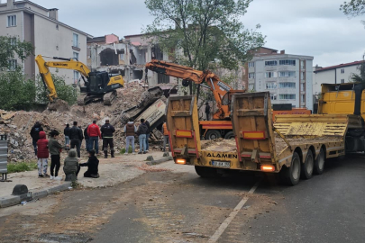 Tekirdağ'da yıkım esnasında iş makinesi devrildi