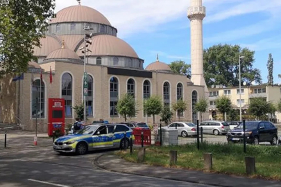 Almanya'da camiye saldırı: Hilalin üzerine domuz başı bırakıldı