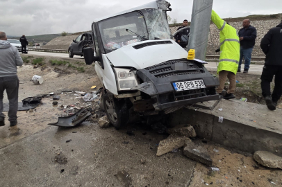 Ankara'da minibüs önce otomobile sonra tabelaya çarptı: 1 ölü