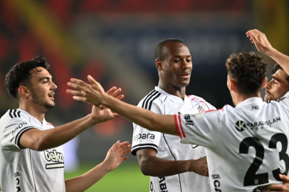 Beşiktaş ilk yarıda fişi çekti: Asllani yıldızlaştı