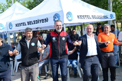 Bursa'da alın terine vefa! Başkan, işçilerle halay çekti