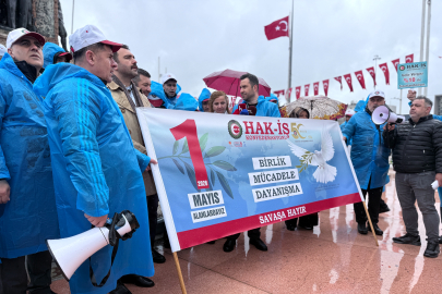 HAK-İŞ üyeleri Kazancı Yokuşu'na karanfil ve Taksim'e çelenk bıraktı