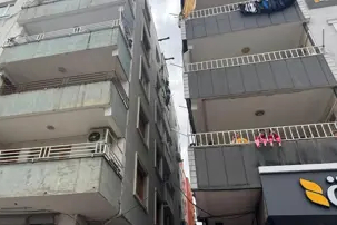İnşaatta asansör kazası. İşçilerden biri düştü, diğeri demirlere tutundu