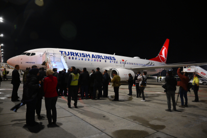İsrail saldırısında alıkonulan Küresel Sumud Filosu aktivistleri Türkiye'ye getirildi