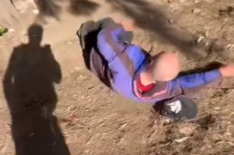İzmir'de sokakta uyuyan yaşlı adamın yüzüne tekme atıp sosyal medyada paylaştılar