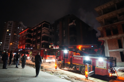 Samsun'da apartman dairesi alevlere teslim oldu, bina sakinleri kendini dışarı attı