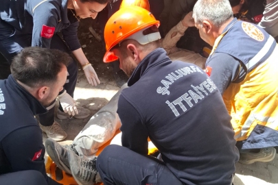 Şanlıurfa'da balkon korkuluklarına asılı kalan işçiyi itfaiye kurtardı