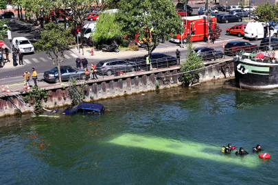 Stajyer şoför otobüsü Seine Nehri'ne sürdü