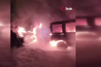 Bursa'da park halindeki otomobil yandı! Alevler önündeki araca sıçradı