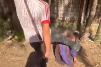 İzmir'de yaşlı adama tekmeyle saldıran şüpheliler tutuklandı
