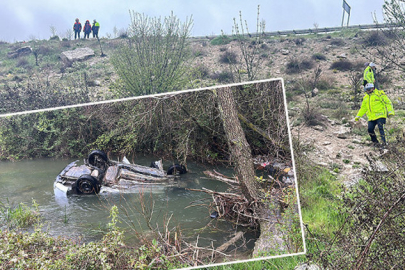 Otomobil 50 metrelik uçuruma yuvarlanıp, Porsuk Çayı’na düştü!