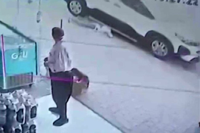 Terliğini almak için aracın altına giren çocuk ezilmekten son anda kurtarıldı