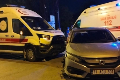 Ambulans ile otomobilin çarpıştığı kazada 6 kişi yaralandı