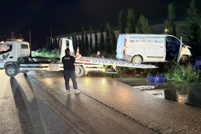 Antalya'da kaza yapan kamyonet su kanalında asılı kaldı: 1 yaralı