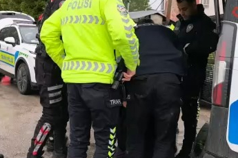 Bursa’da polise direnen sürücü biber gazıyla etkisiz hale getirildi