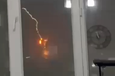 Diyarbakır’da 4 katlı binaya yıldırım düştü
