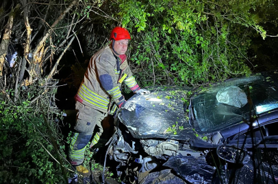 Düzce'de dereye uçan otomobilde sıkışan sürücüyü itfaiye ekipleri kurtardı