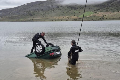 El freni unutuldu, otomobil gölete düştü