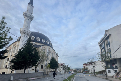 İstanbul Arnavutköy'de rüzgar nedeniyle minaresi sallanan caminin yakınındaki 2 bina boşaltıldı