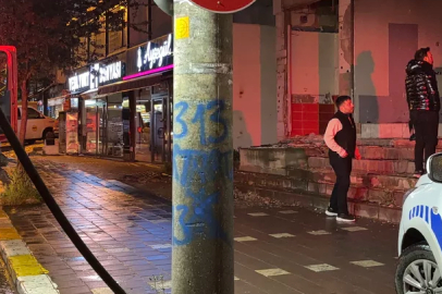 Kocaeli'de tahliye edilen binada yakılan ateş mahallede paniğe neden oldu