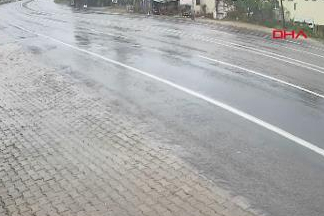 Mersin'de TIR'ın yağış nedeniyle kayarak yaptığı kaza kamerada: 1 yaralı