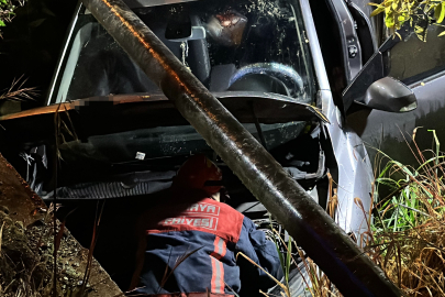 Sakarya'da otomobil dereye uçtu: 1 yaralı