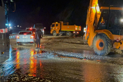 Tokat-Sivas kara yolu yaşanan taşkın nedeniyle kısa süreli trafiğe kapandı