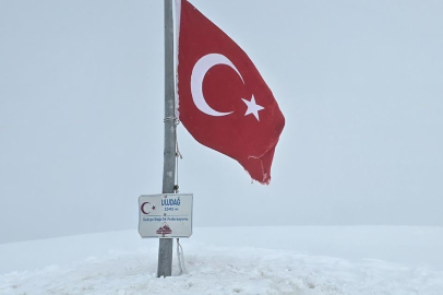 Uludağ’da mayısta kar sürprizi: 2 metre karda Türk bayrağı dalgalandı