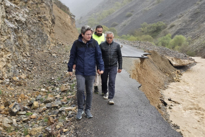 Erzincan Kemaliye’de sel hasarı: Yol çift yönlü kapatıldı