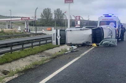 Eskişehir'de ıslak yolda kontrolden çıkan araç yan yattı: 4 yaralı